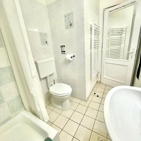 Small Cosy Near The Famous Westend Center * Budapeşte