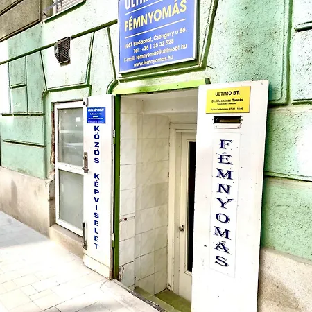 Small Cosy Near The Famous Westend Center * Budapeşte