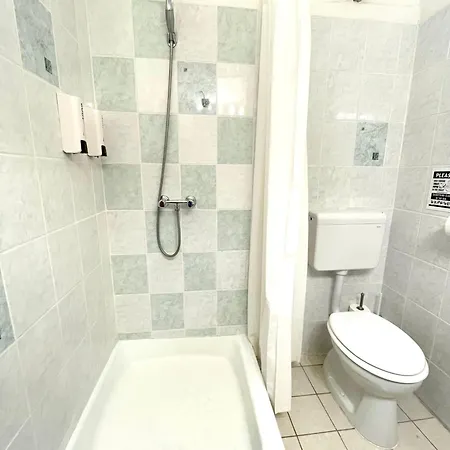 Small Cosy Near The Famous Westend Center * Budapeşte