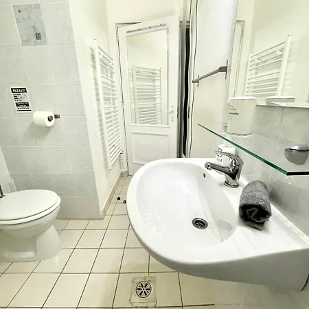 Small Cosy Near The Famous Westend Center * Budapeşte