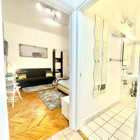 Small Cosy Near The Famous Westend Center Daire