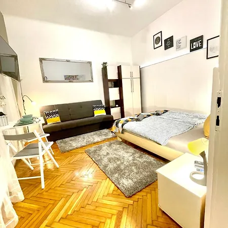 Small Cosy Near The Famous Westend Center Daire Budapeşte