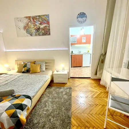 Small Cosy Near The Famous Westend Center Apartment