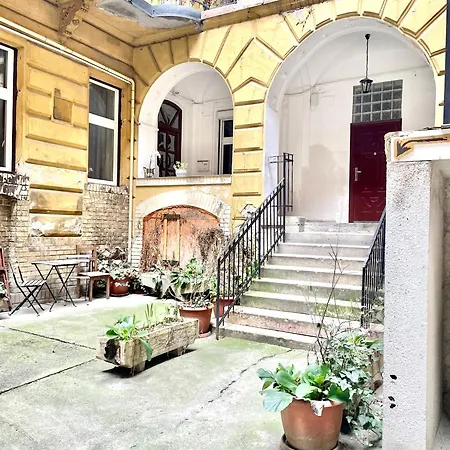 Small Cosy Near The Famous Westend Center Daire