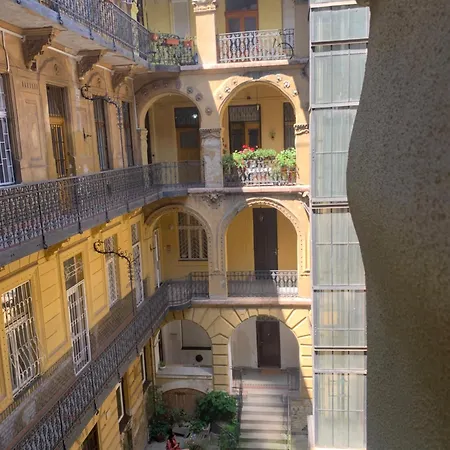 Small Cosy Near The Famous Westend Center * Budapeşte