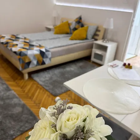Small Cosy Near The Famous Westend Center Apartment