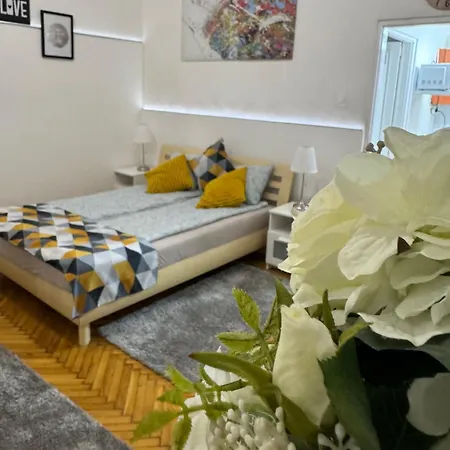 Small Cosy Near The Famous Westend Center Apartament *