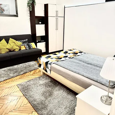 Small Cosy Near The Famous Westend Center *