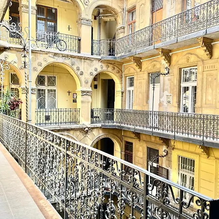 Small Cosy Near The Famous Westend Center Budapest