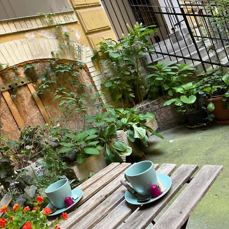 Small Cosy Near The Famous Westend Center Apartment