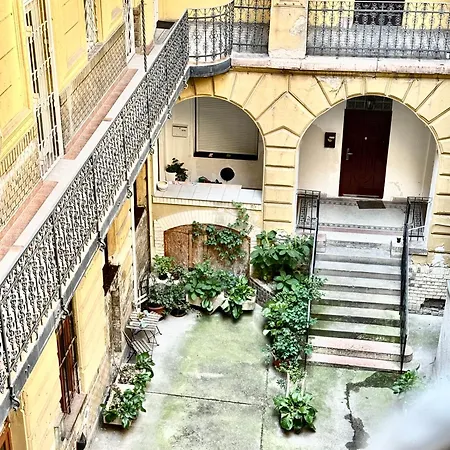Small Cosy Near The Famous Westend Center *