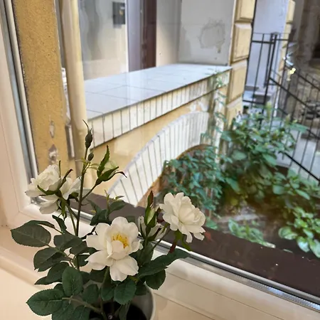 Small Cosy Near The Famous Westend Center * Budapeşte