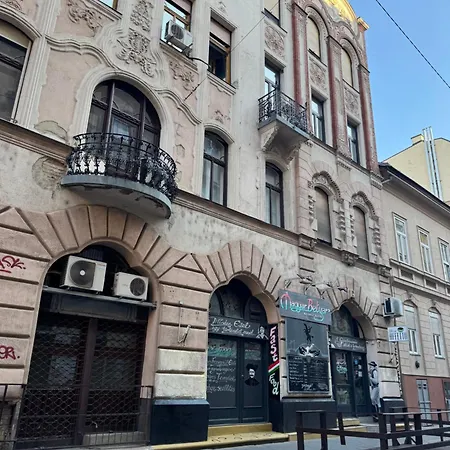 Small Cosy Near The Famous Westend Center Budapeşte