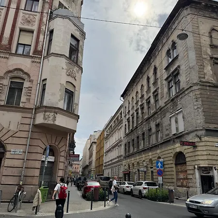 Small Cosy Near The Famous Westend Center Appartement Budapest