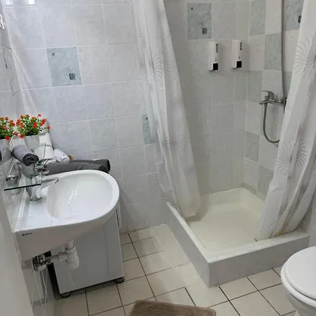 Small Cosy Near The Famous Westend Center Appartamento Budapest